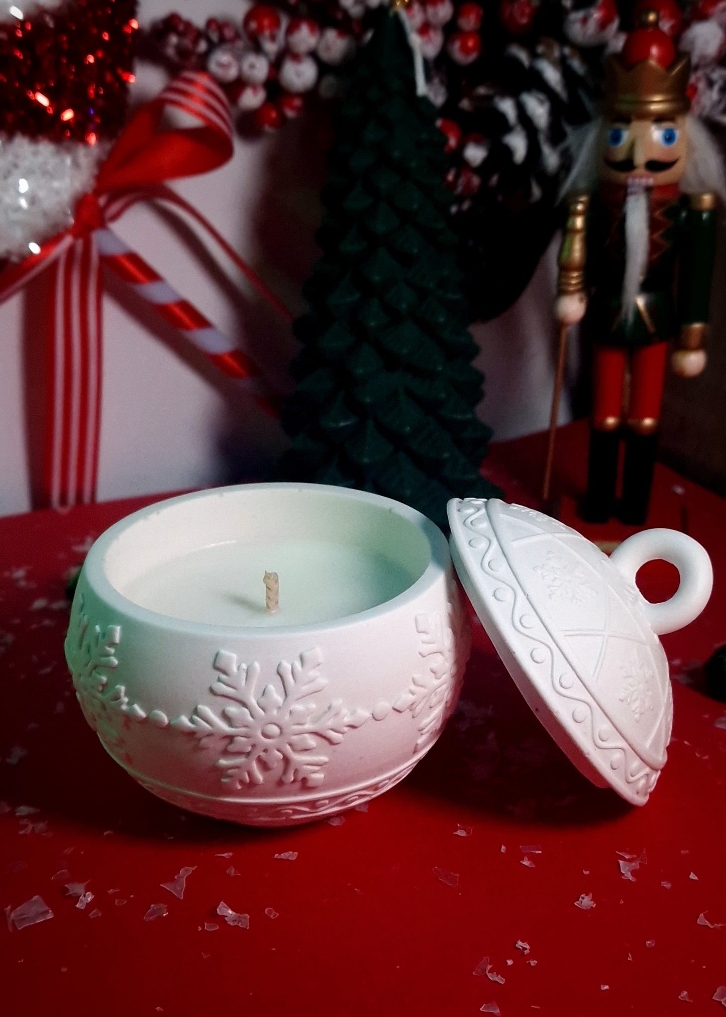 Bougie Boule de Noël en Jesmonite – Élégance Festive et Lueur Enchantée