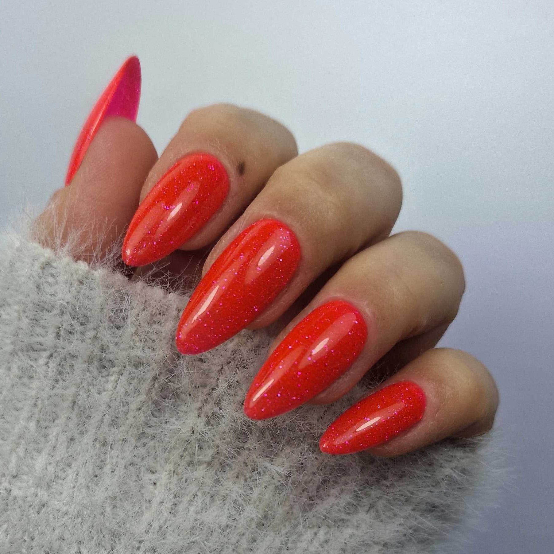 Faux ongles réutilisables de haute qualité faits à la main par moi-même avec des produits de qualités supérieur. Ambré est réfléchissant avec la lumière des UV, du flash de votre téléphone. C'est un rose orangé sublime. Disponible en plusieurs tailles et formes.