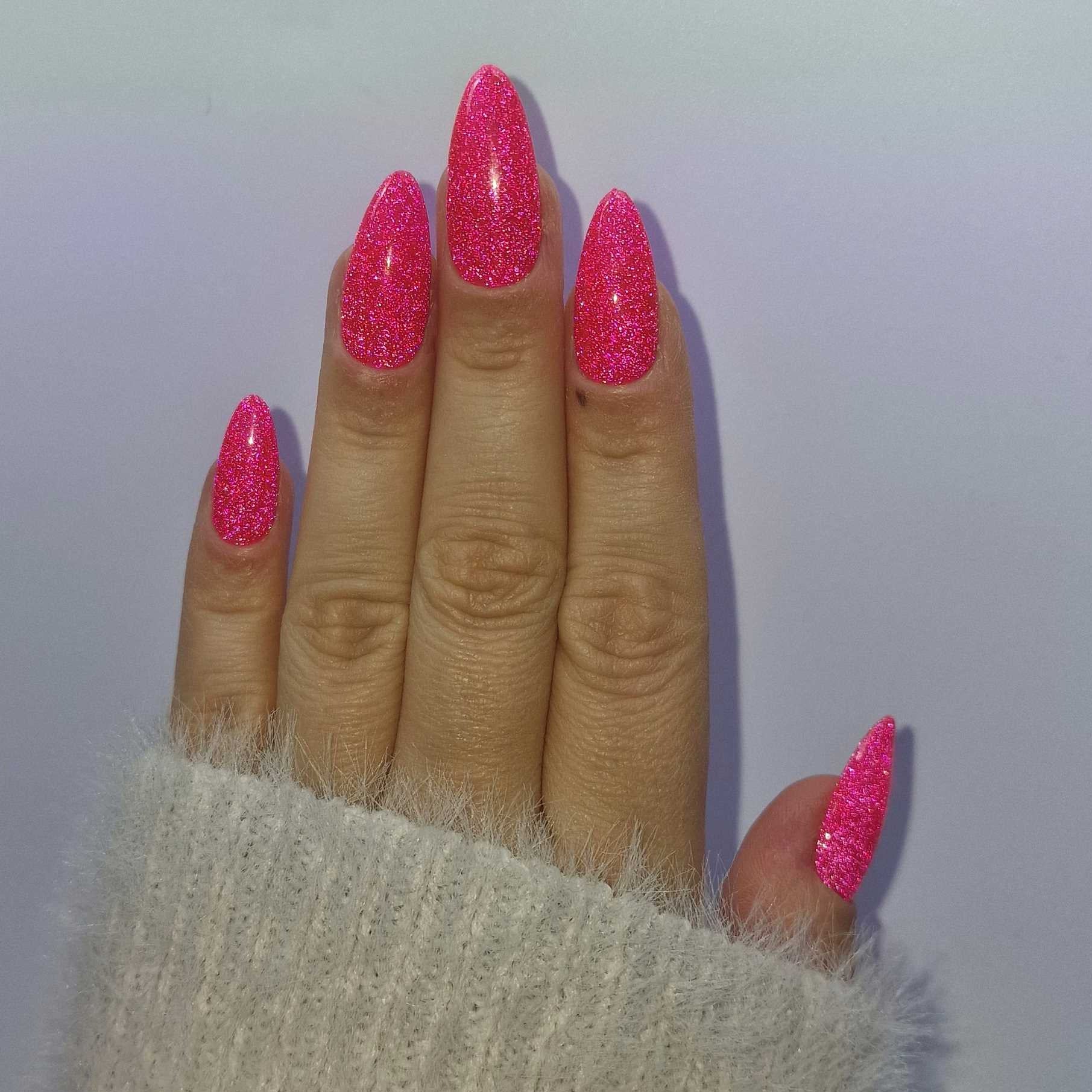 Faux ongles réutilisables de haute qualité faits à la main par moi-même avec des produits de qualités supérieur. Ambré est réfléchissant avec la lumière des UV, du flash de votre téléphone. C'est un rose orangé sublime. Disponible en plusieurs tailles et formes.